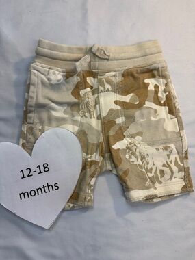 GAP - LIKE NEW -  Toddler wildlife pull on shorts. Size 12 to 18 months